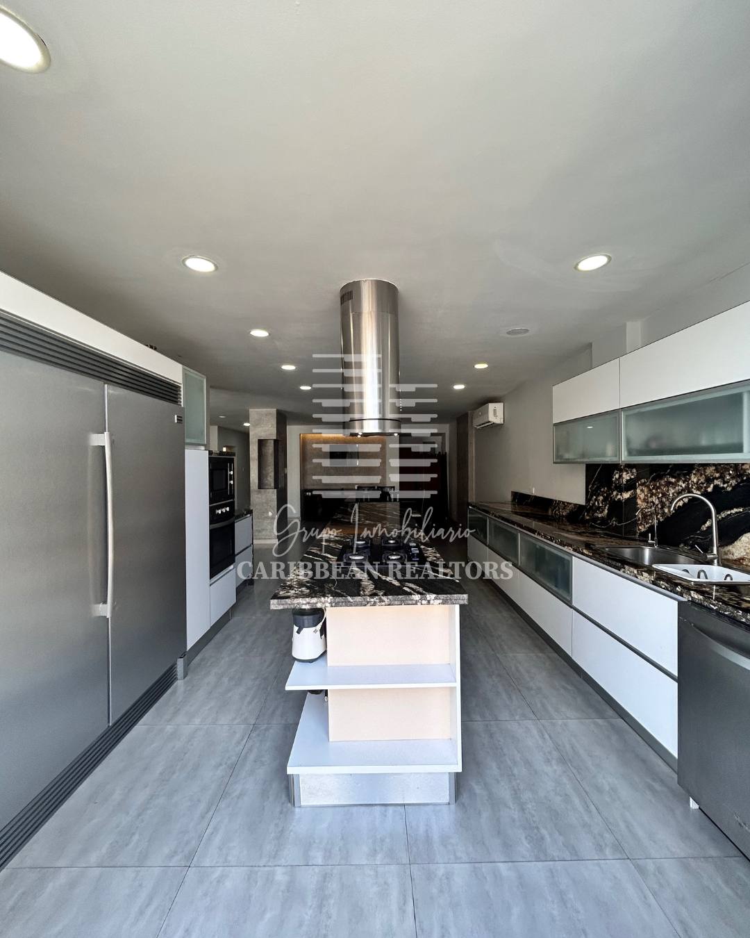 EN VENTA AMPLIA CASA EN LA URBANIZACIÓN JORGE COLL. MANEIRO.