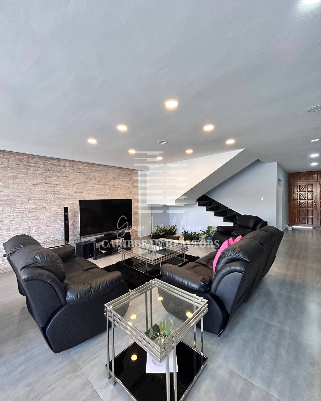 EN VENTA AMPLIA CASA EN LA URBANIZACIÓN JORGE COLL. MANEIRO.