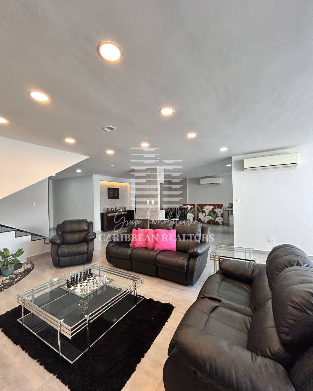 EN VENTA AMPLIA CASA EN LA URBANIZACIÓN JORGE COLL. MANEIRO.