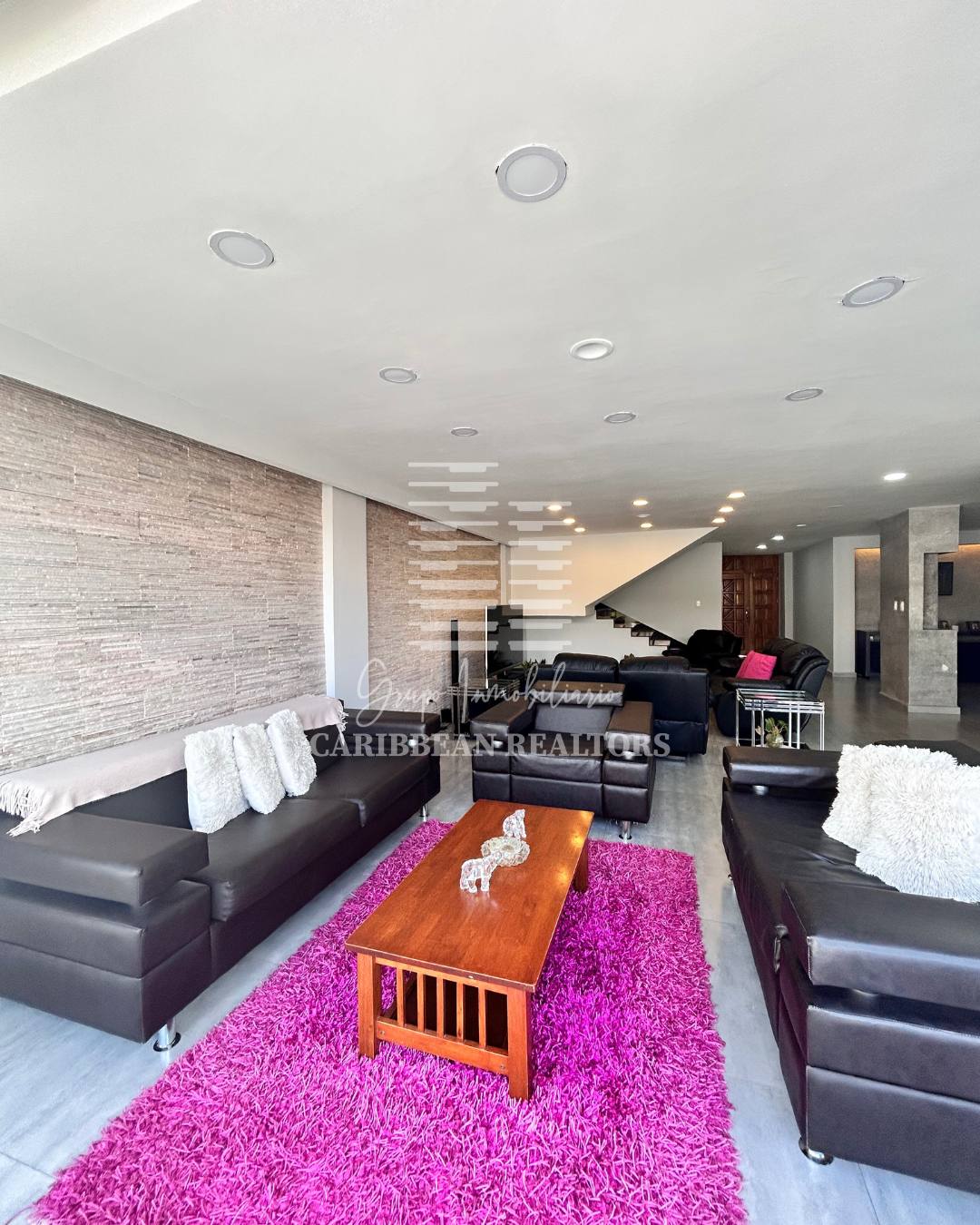 EN VENTA AMPLIA CASA EN LA URBANIZACIÓN JORGE COLL. MANEIRO.