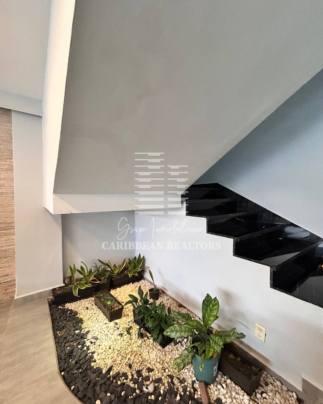 EN VENTA AMPLIA CASA EN LA URBANIZACIÓN JORGE COLL. MANEIRO.