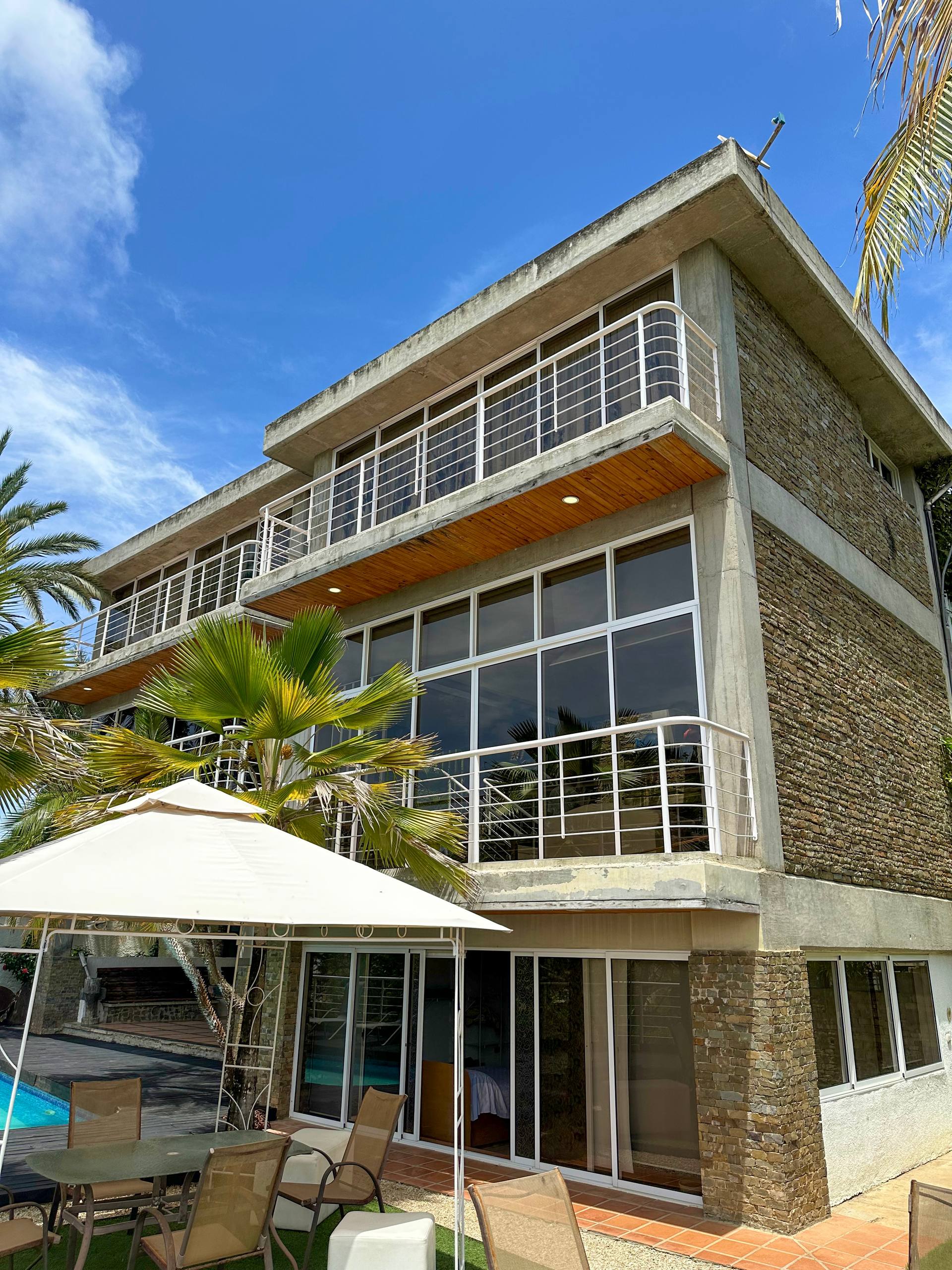 EN VENTA HERMOSA CASA CON DISEÑO ARQUTECTONICO EN LA URB. LAS LOMAS. PAMPATAR