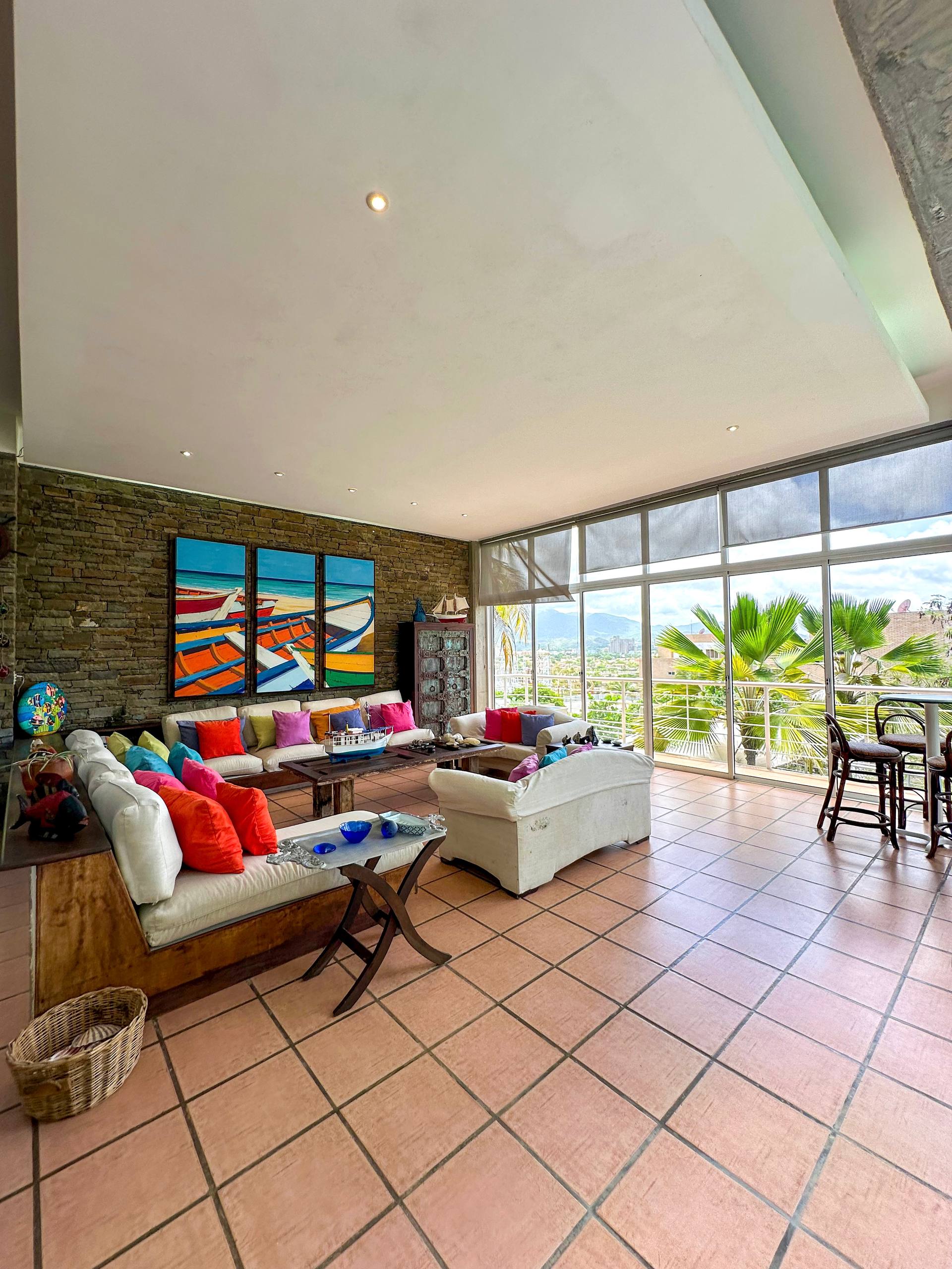 EN VENTA HERMOSA CASA CON DISEÑO ARQUTECTONICO EN LA URB. LAS LOMAS. PAMPATAR