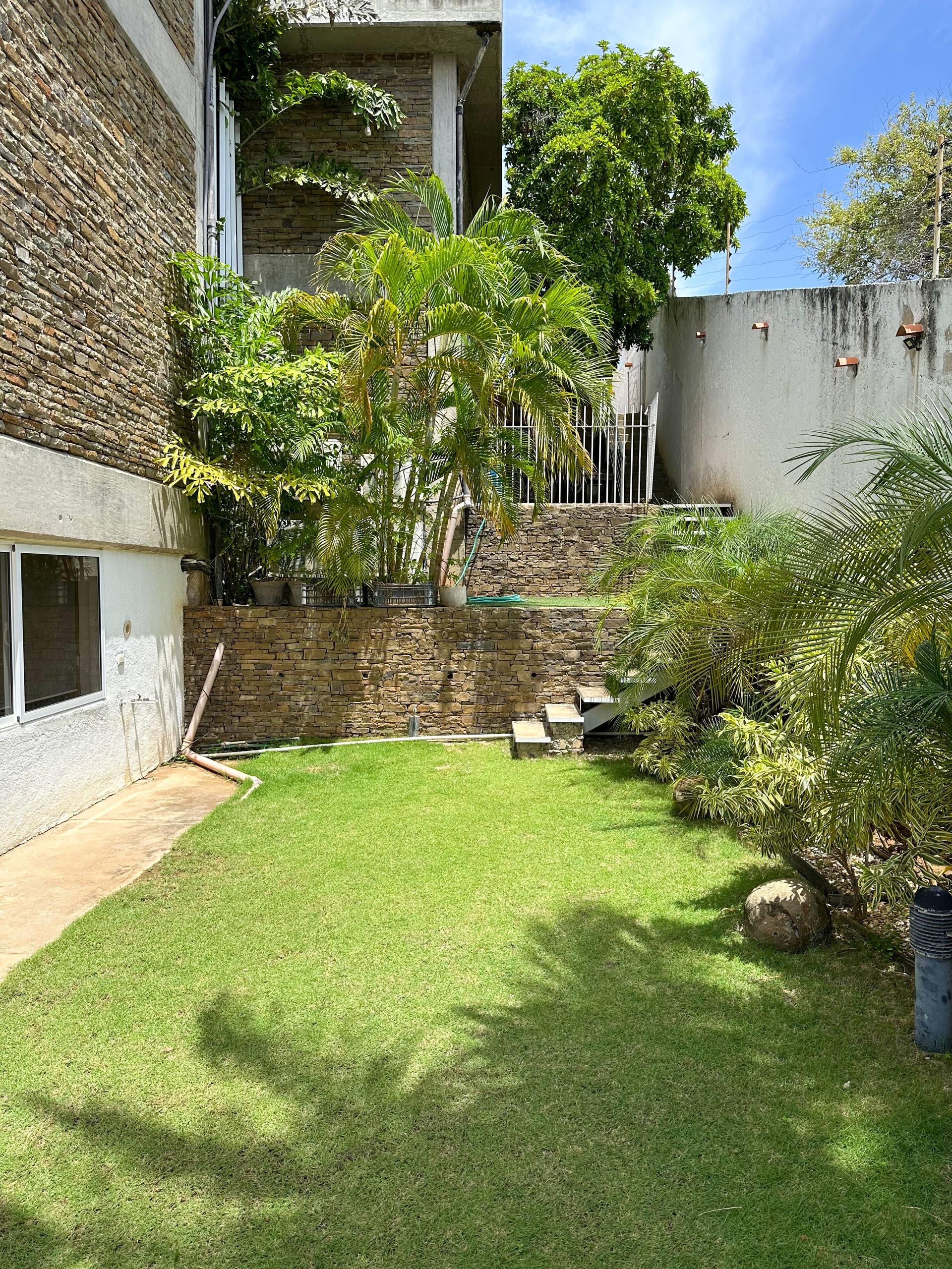 EN VENTA HERMOSA CASA CON DISEÑO ARQUTECTONICO EN LA URB. LAS LOMAS. PAMPATAR